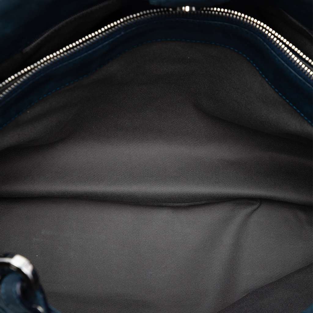 Chanel Large Quilted Iridescent Calfskin Sea Hit Tote Blue Leather Good condition - Model View