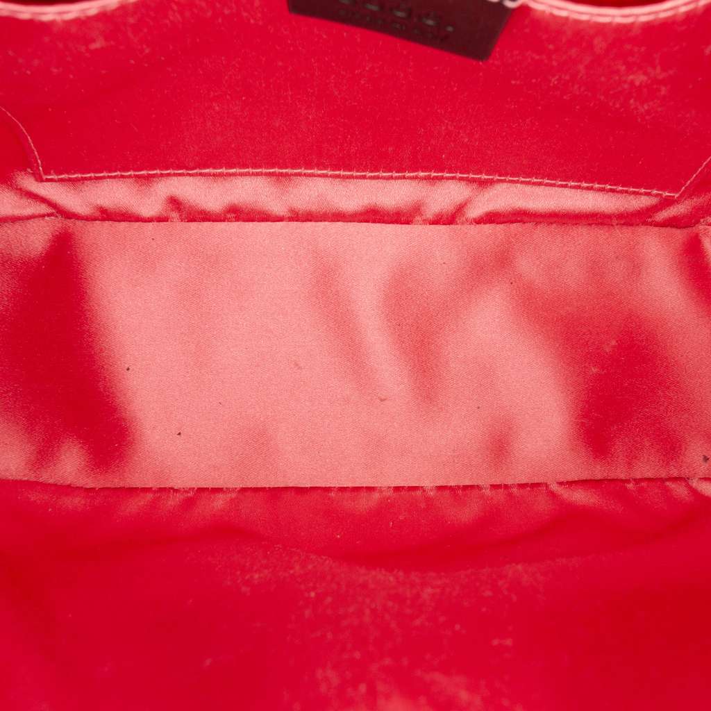 Gucci Small GG Marmont Matelasse Velvet Crossbody Black Velvet Good condition - Model View