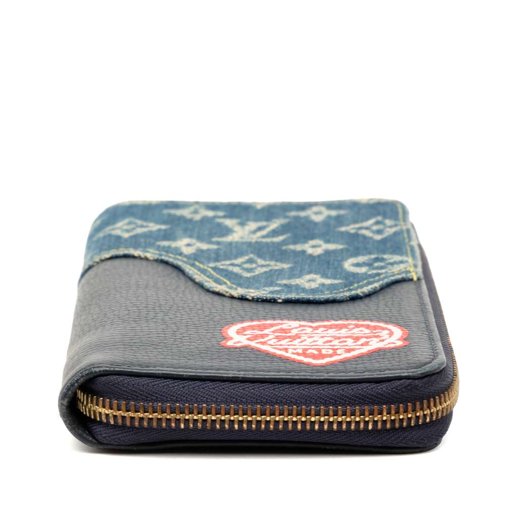 Louis Vuitton Nigo Monogram Denim and Taurillon Vertical Zippy Wallet Blue Denim Good condition - Inside View