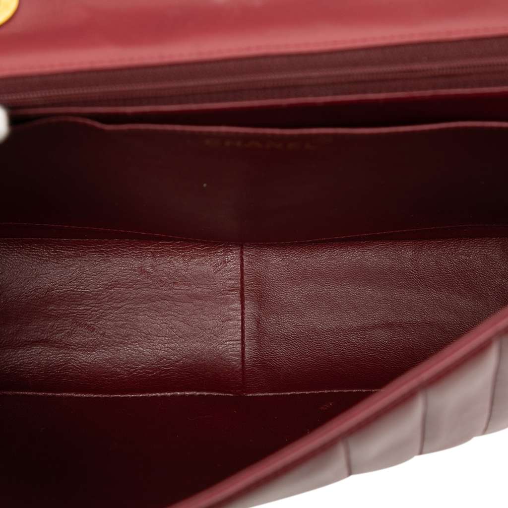 Chanel Jumbo XL Vertical Quilt Lambskin Single Flap Red Leather Good condition - Model View