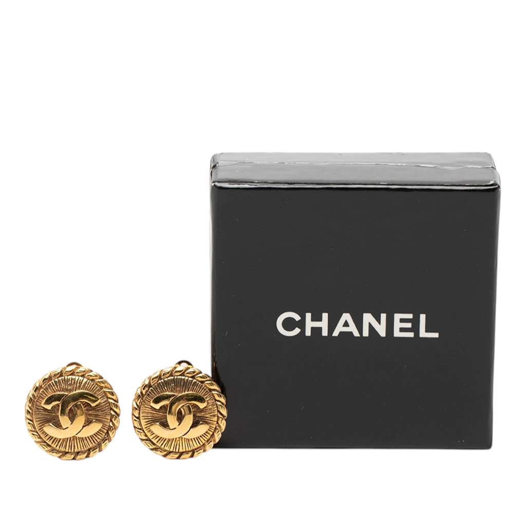 Chanel Gold Plated CC Round Clip on Earrings Gold Metal Good condition - Model View