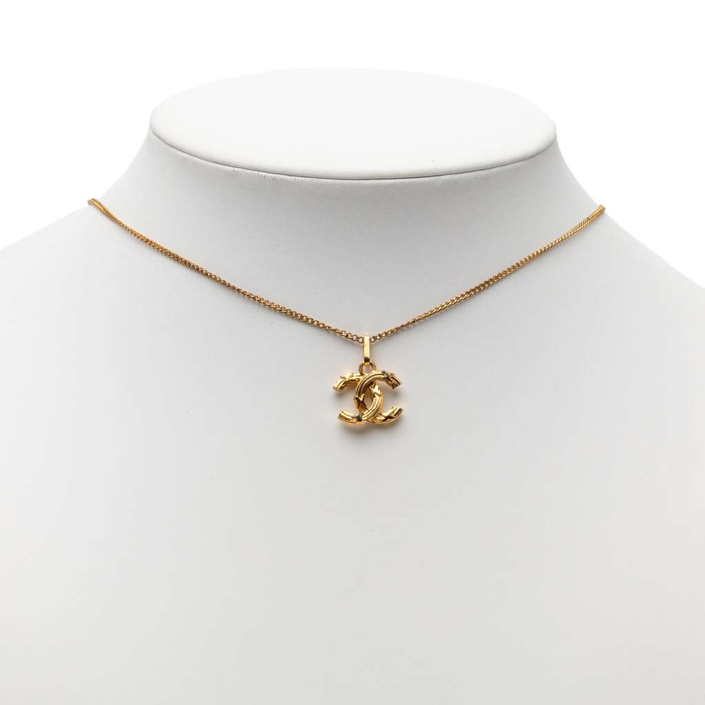 Chanel CC Gold Plated Textured Pendant Necklace Gold Metal Good condition - Box View