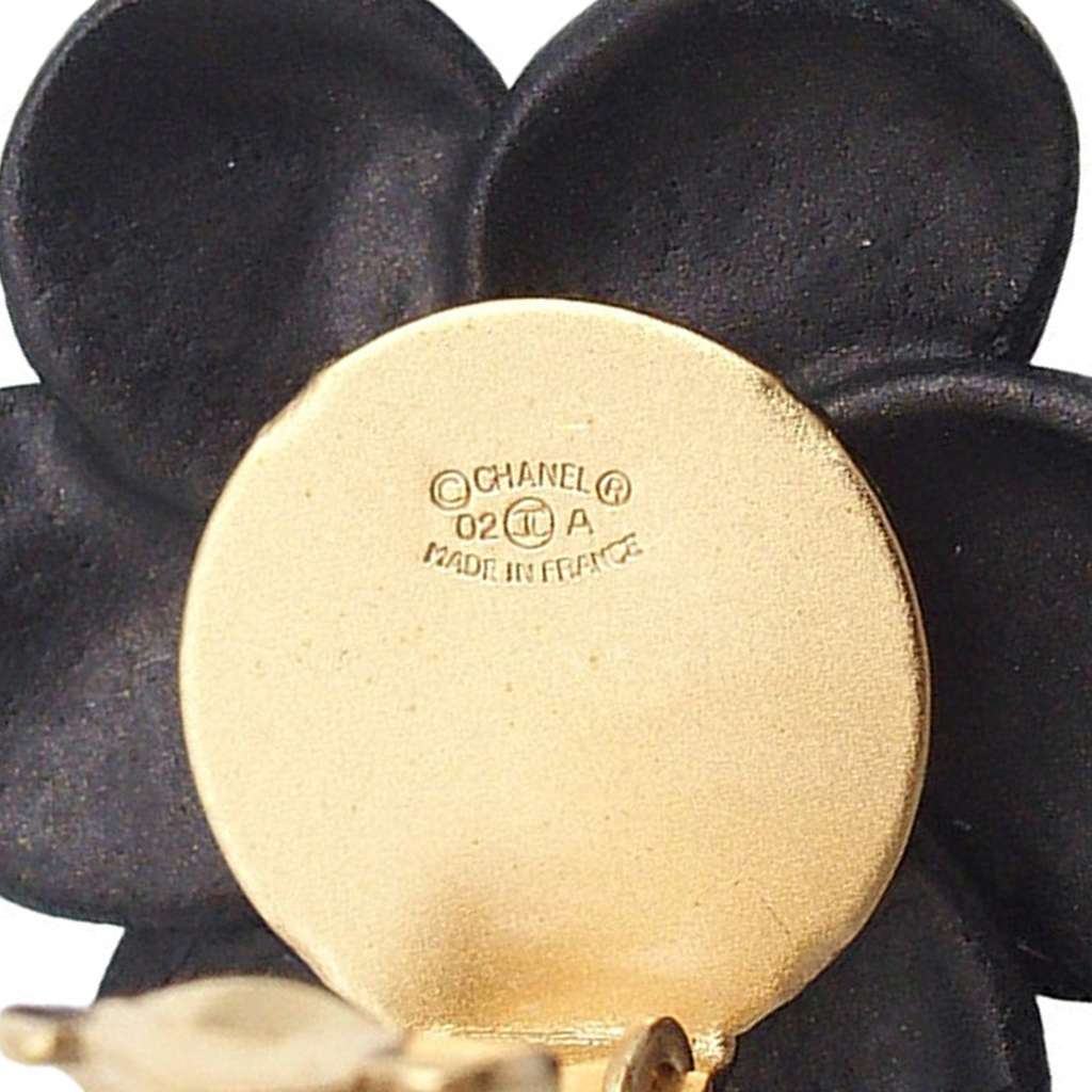 Chanel CC Resin Rhinestone Camellia Clip On Earrings Black Good condition - Model View