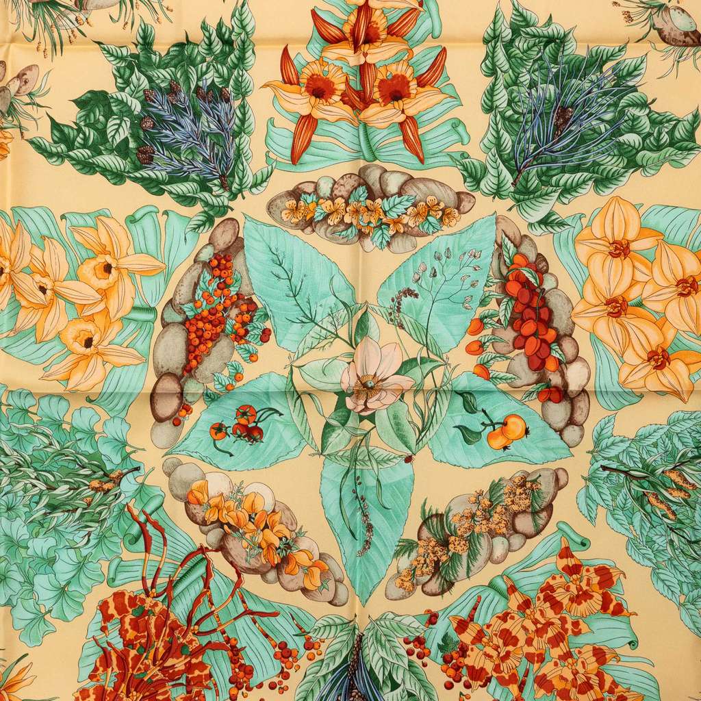 Hermès Pythagore Silk Scarf 90 Yellow Silk Very good condition - Model View