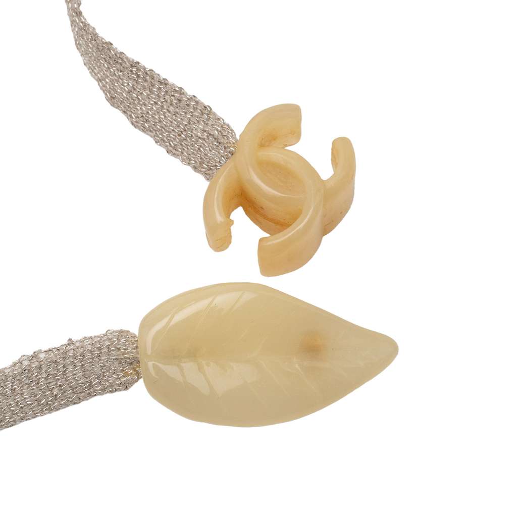 Chanel Satin and Resin Camellia Choker Necklace Silver Satin Good condition - Model View