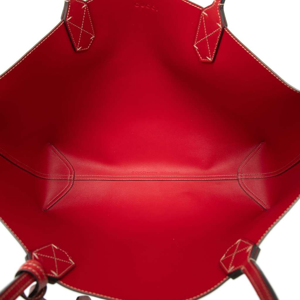 Gucci Medium GG Supreme Reversible Tote Beige Good condition - Model View