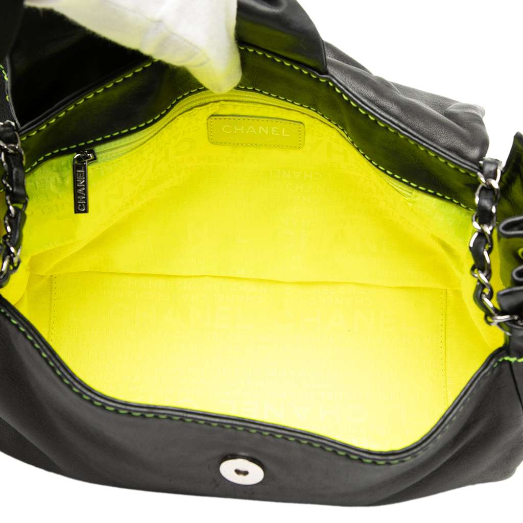 Chanel CC Wild Stitch Lambskin Accordion Flap Black Leather Good condition - Model View