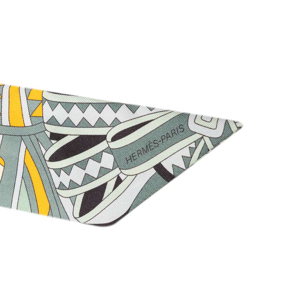 Hermès Les Flots Du Cheval Silk Twilly Scarf Grey Good condition - Model View