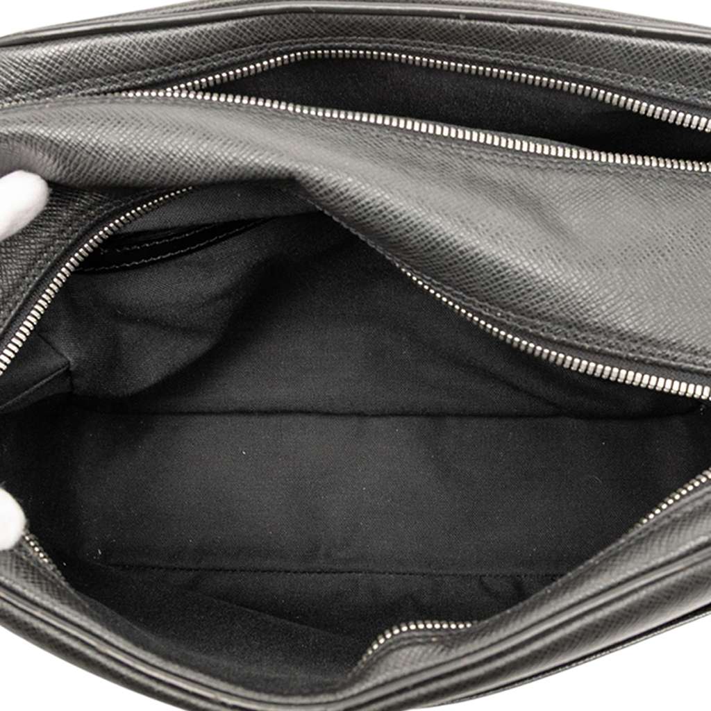 Louis Vuitton Taiga Reporter PM Black Leather Good condition - Model View