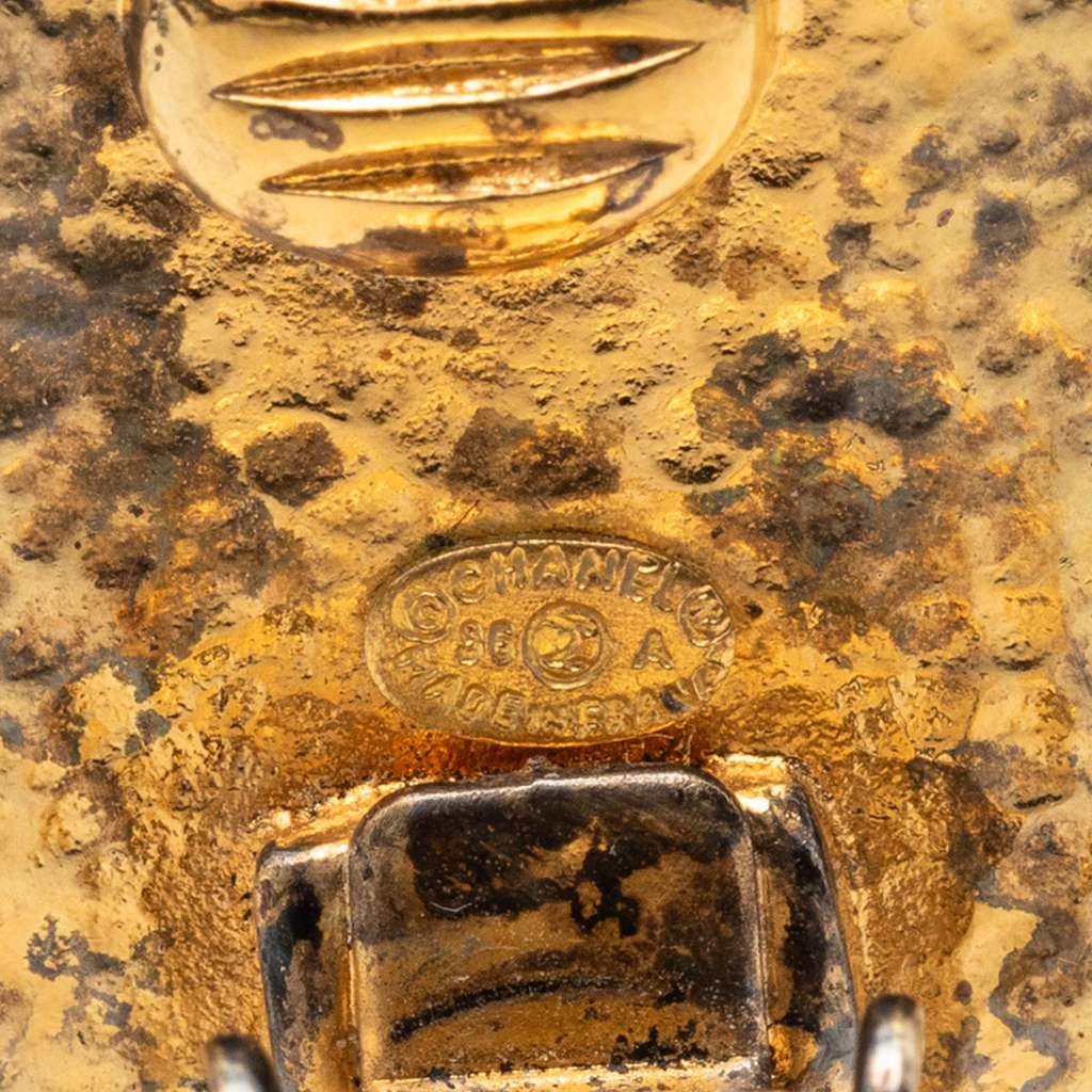 Chanel CC Gold Plated Round Clip On Earrings Gold Metal Good condition - Inside View