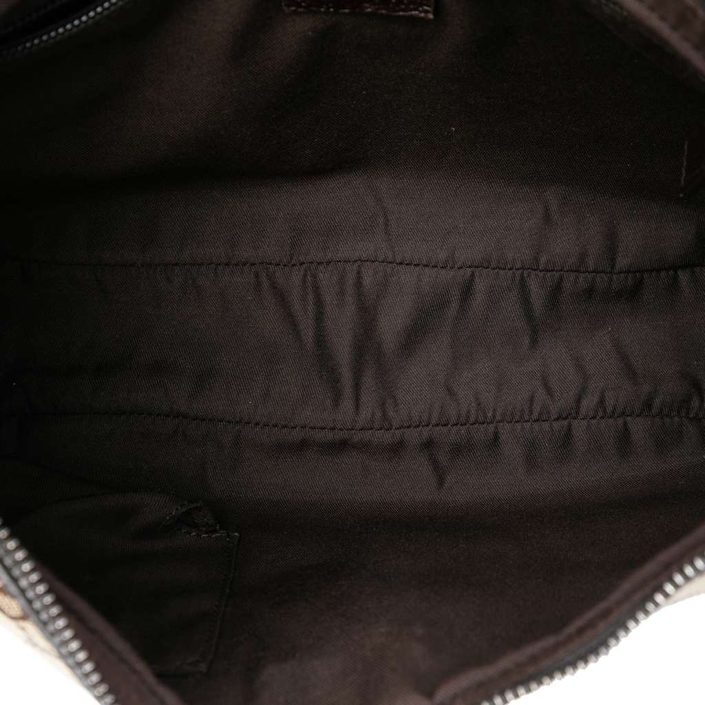 Gucci GG Canvas Crossbody Beige Canvas Good condition - Model View