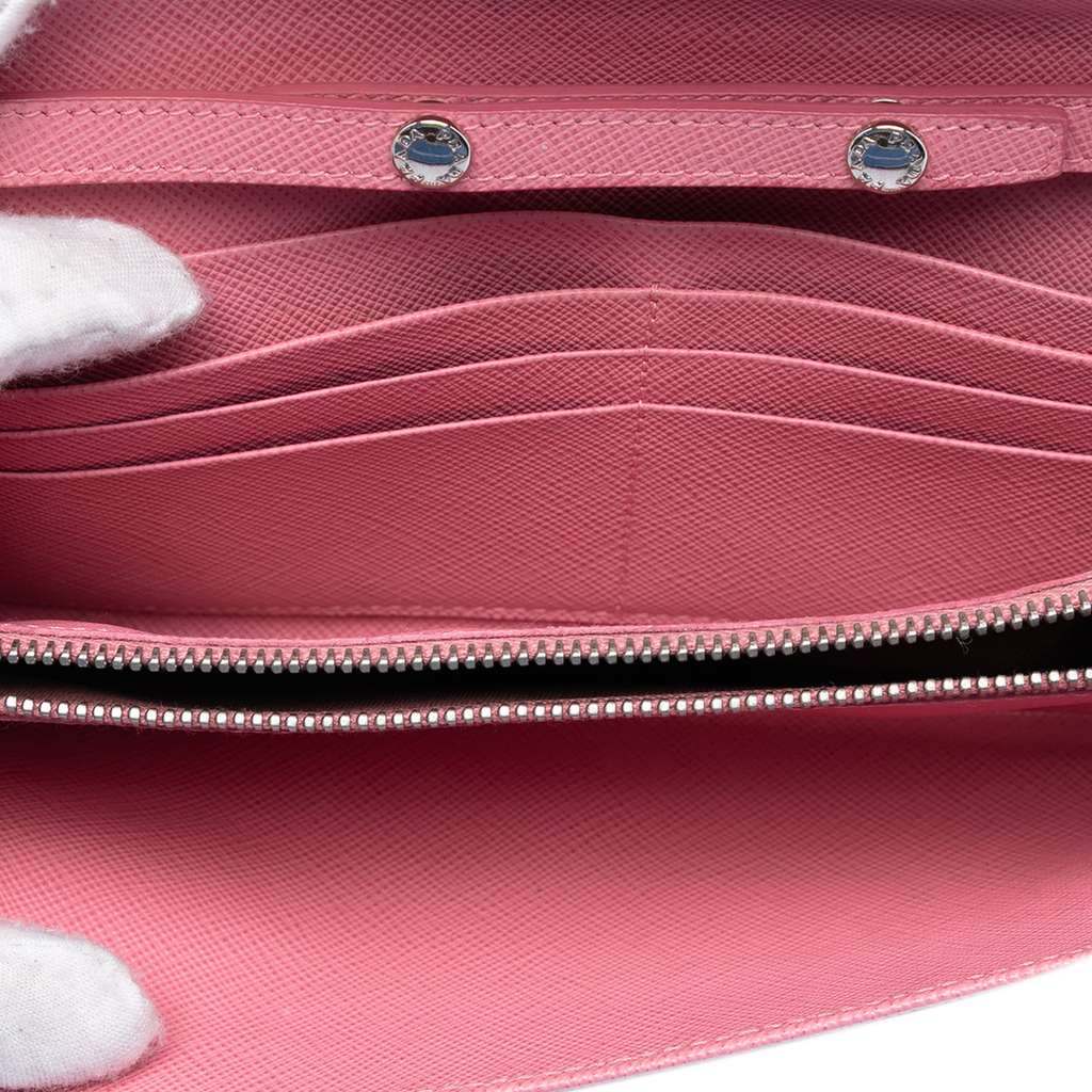 Prada Saffiano Wallet On Chain Pink Leather Good condition - Model View