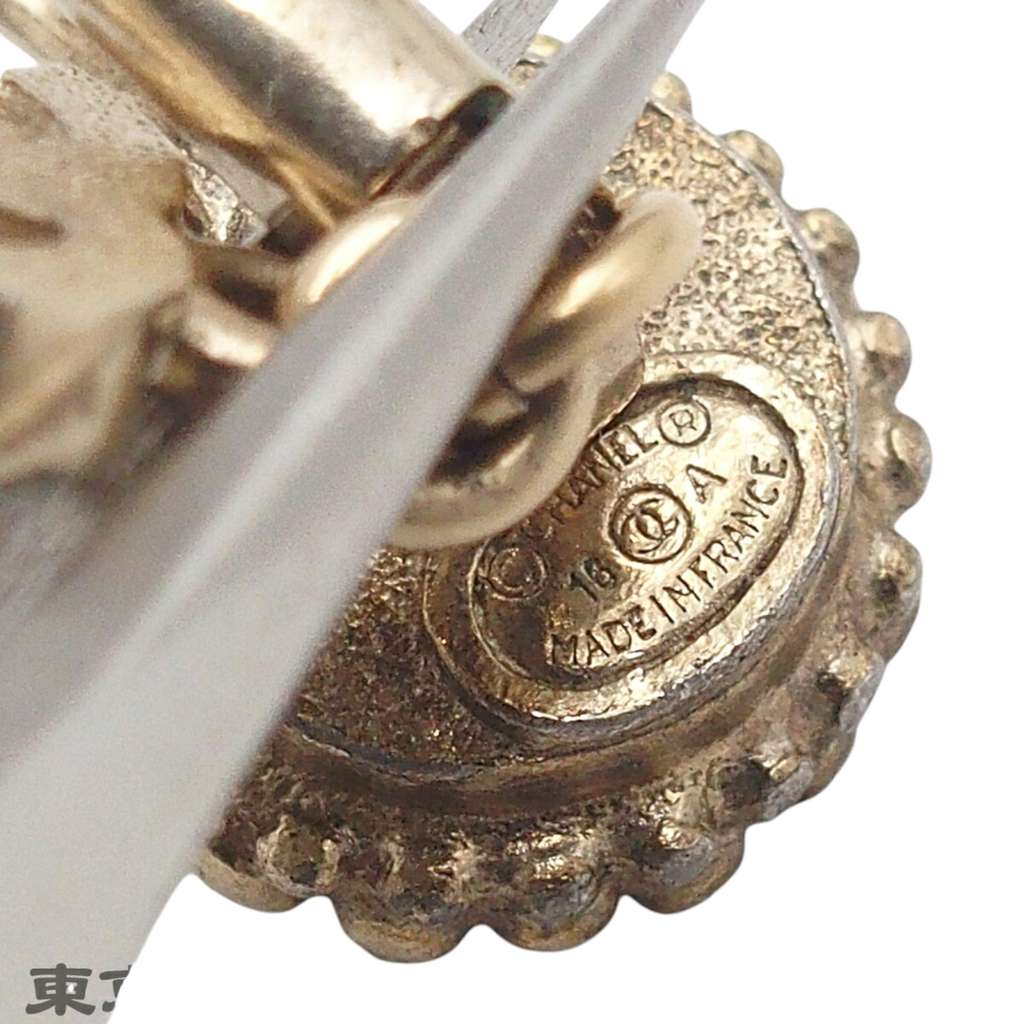 Chanel CC Gold Plated Faux Pearl Strass Clip On Earrings Gold Metal Good condition - Model View