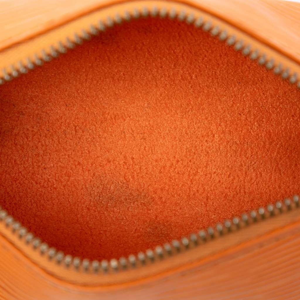 Louis Vuitton Epi Pochette Papillon Orange Leather Good condition - Model View