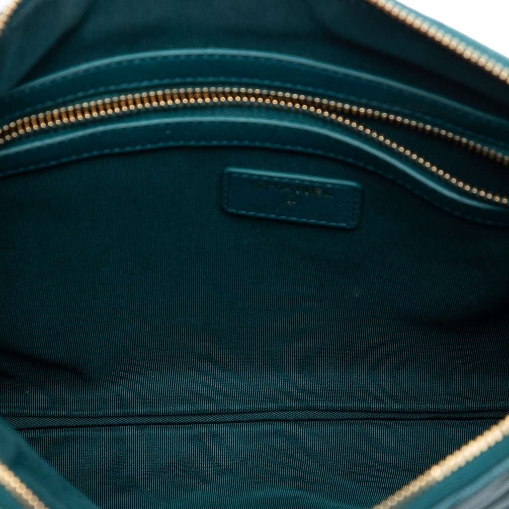 Chanel Medium CC Chevron Caviar O Case Clutch Blue Leather Good condition - Model View