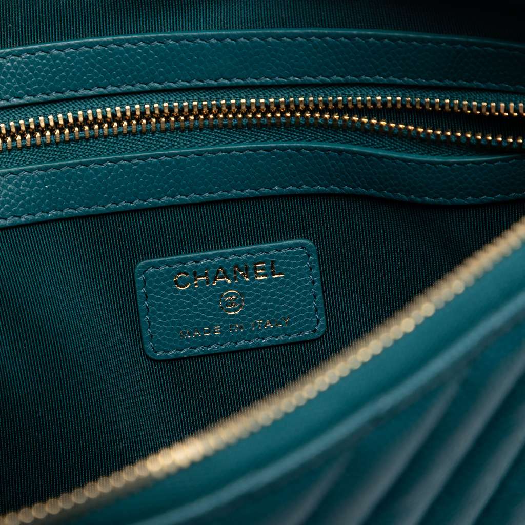 Chanel Medium CC Chevron Caviar O Case Clutch Blue Leather Good condition - Box View