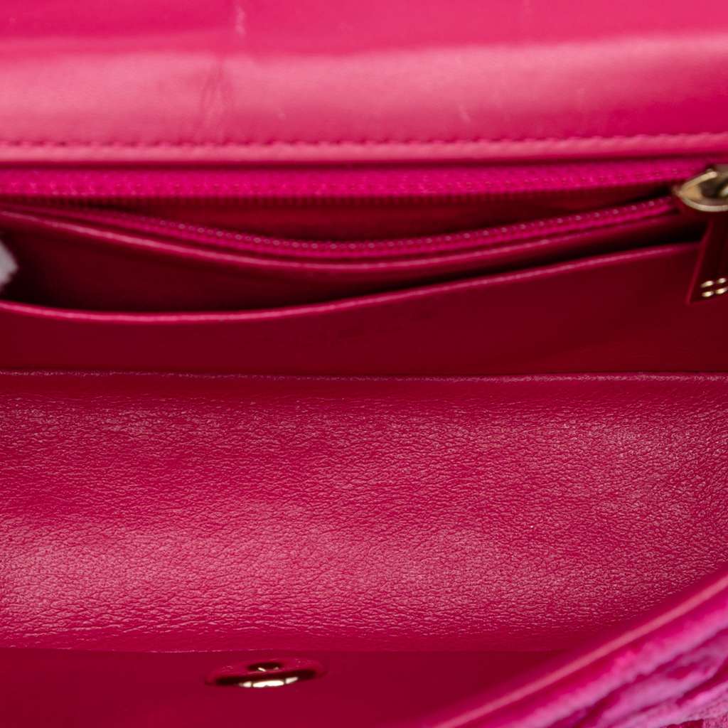 Chanel Mini Rectangular Classic Velvet Single Flap Pink Velvet Very good condition - Model View