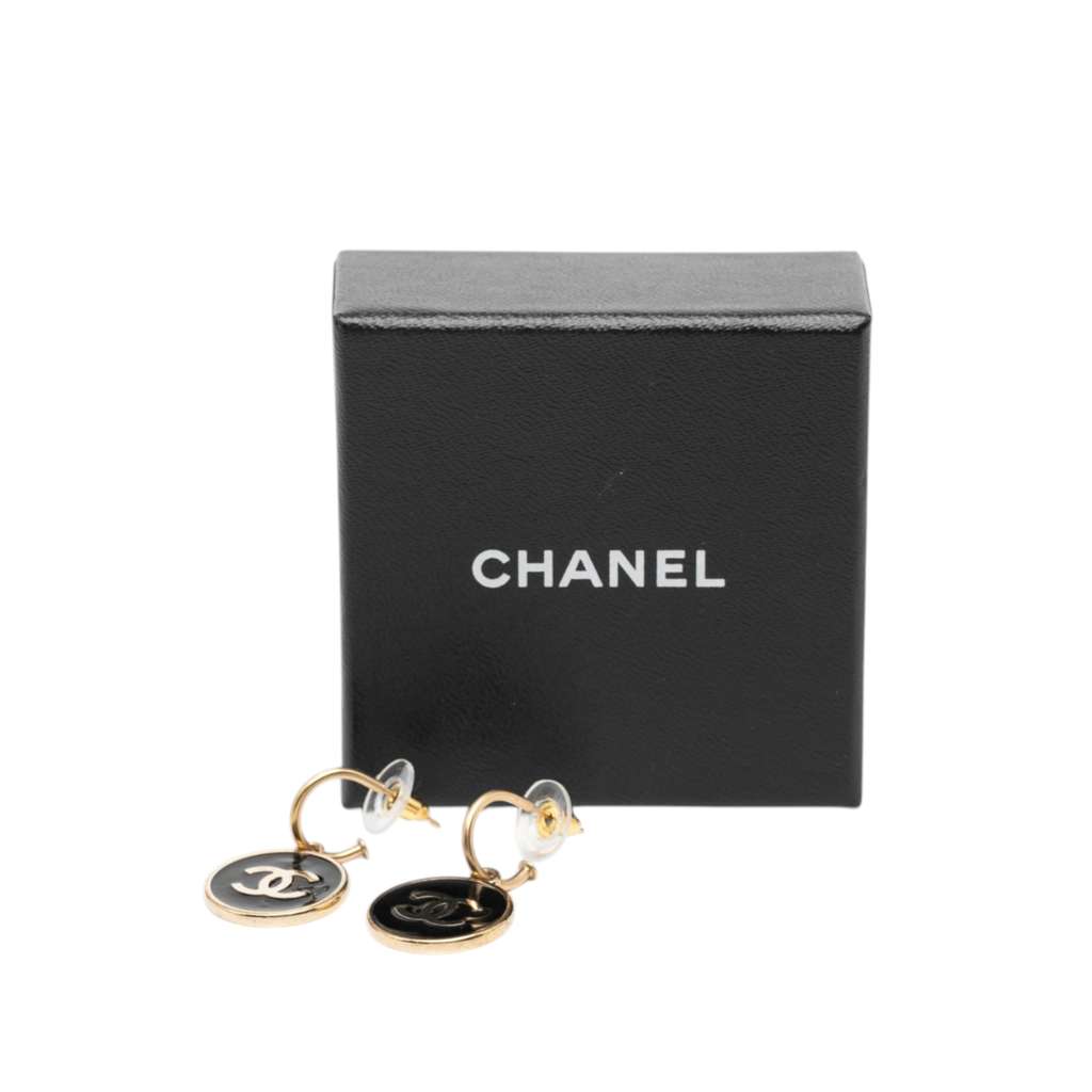 Chanel CC Gold Plated Resin Round Swing Push Back Earrings Gold Metal Very good condition - Model View