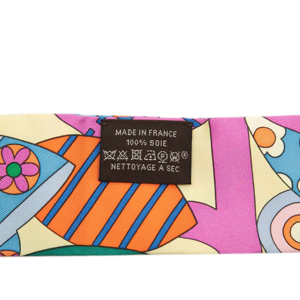 Hermès Les Murmures De La Foret Silk Twilly Scarf Pink Silk Never worn - Inside View