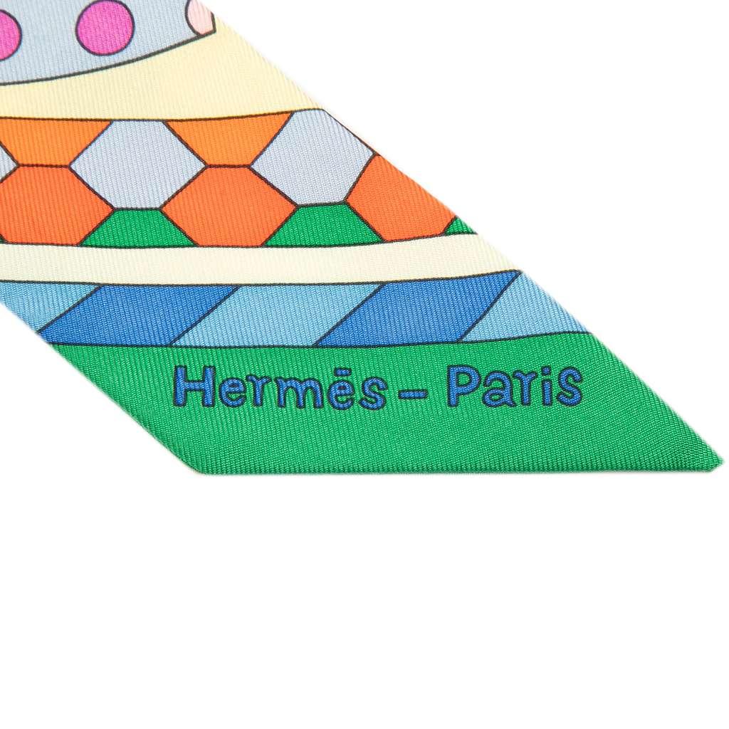 Hermès Les Murmures De La Foret Silk Twilly Scarf Pink Silk Never worn - Model View