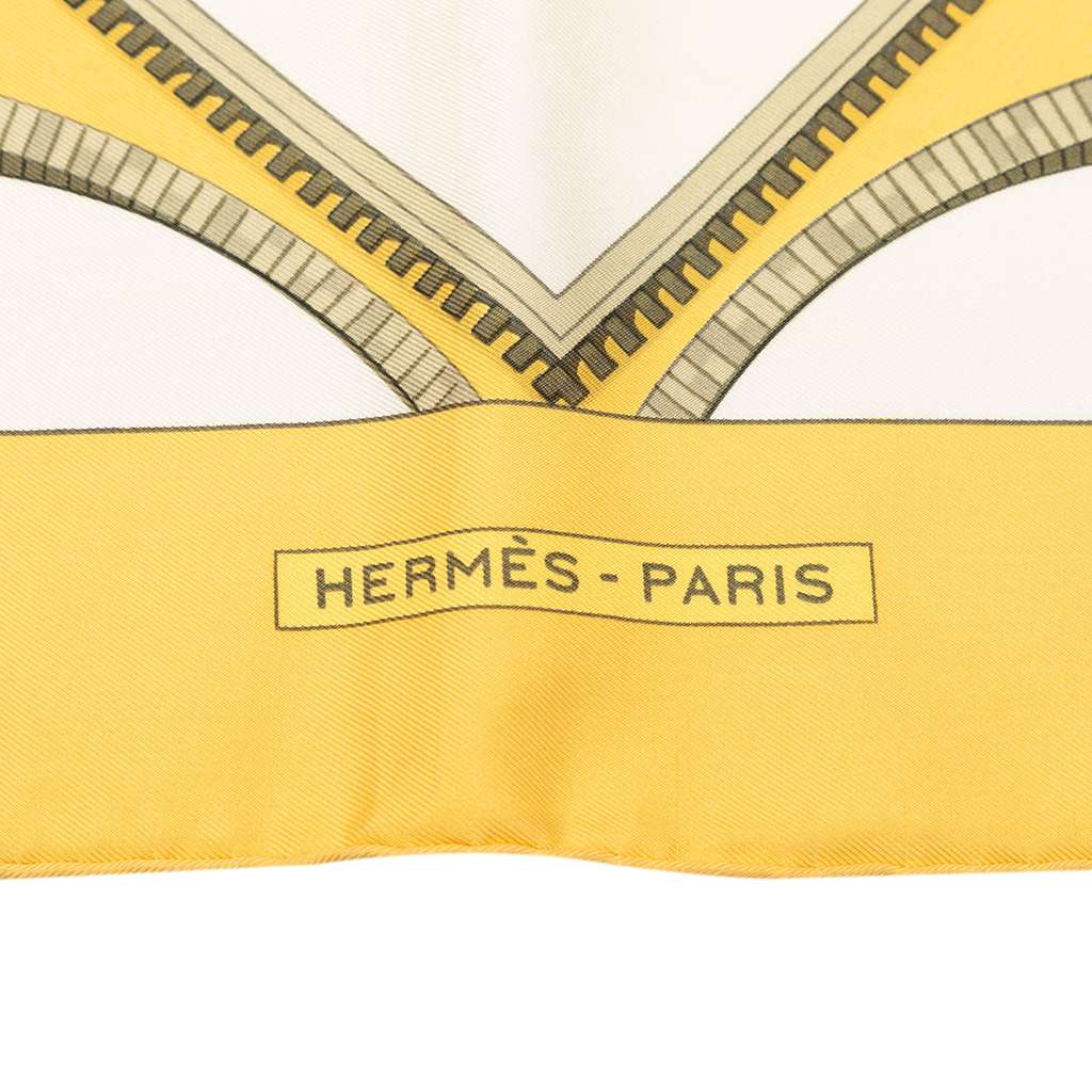 Hermès Bordeaux Porte Oceane Silk Scarf 90 White Silk Very good condition - Back View