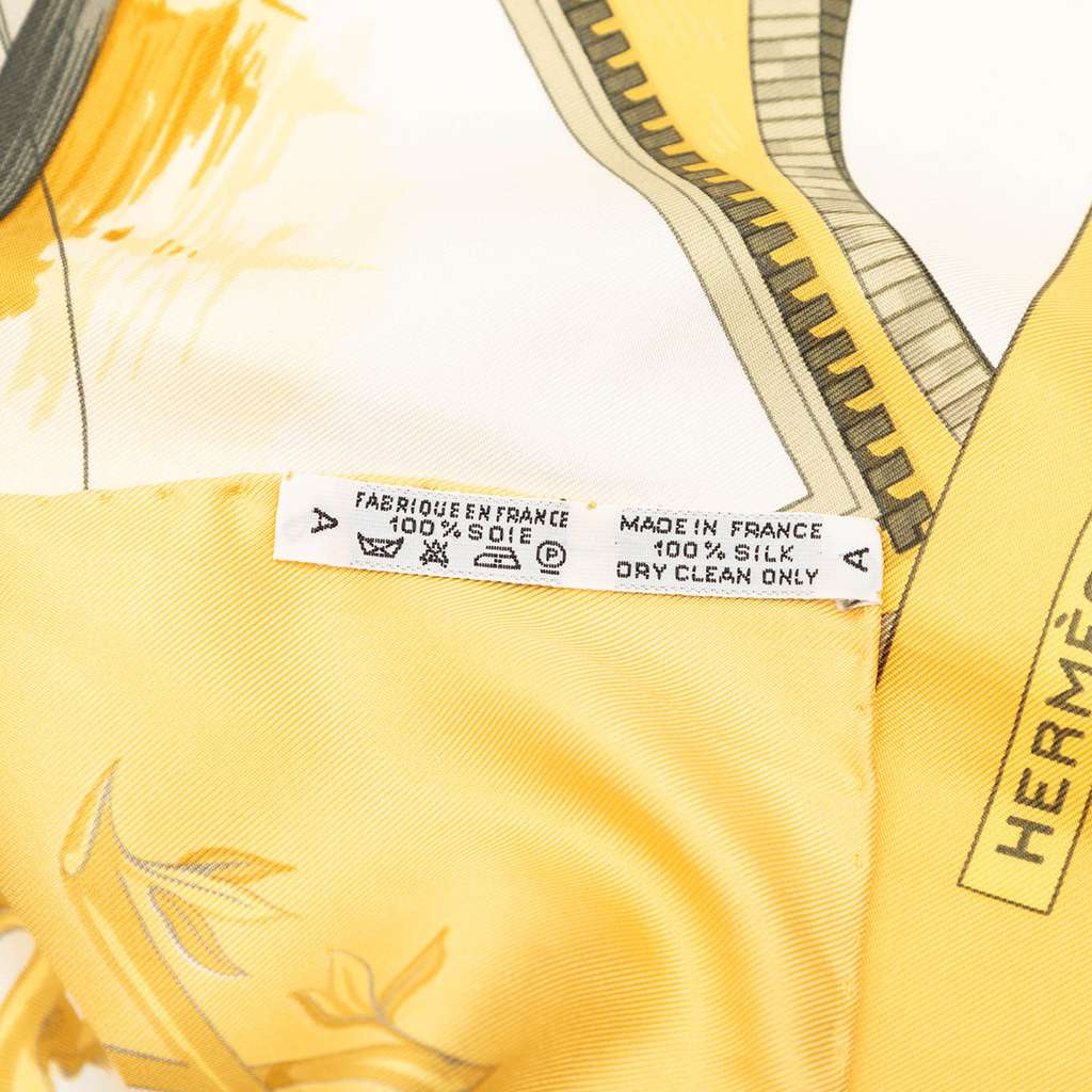 Hermès Bordeaux Porte Oceane Silk Scarf 90 White Silk Very good condition - Model View