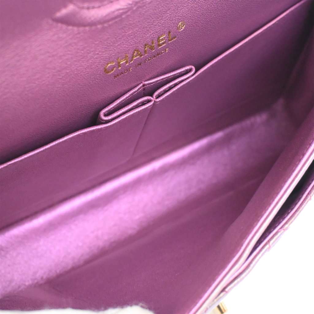 Chanel Medium Classic Iridescent Lambskin Double Flap Purple Leather Very good condition - Model View