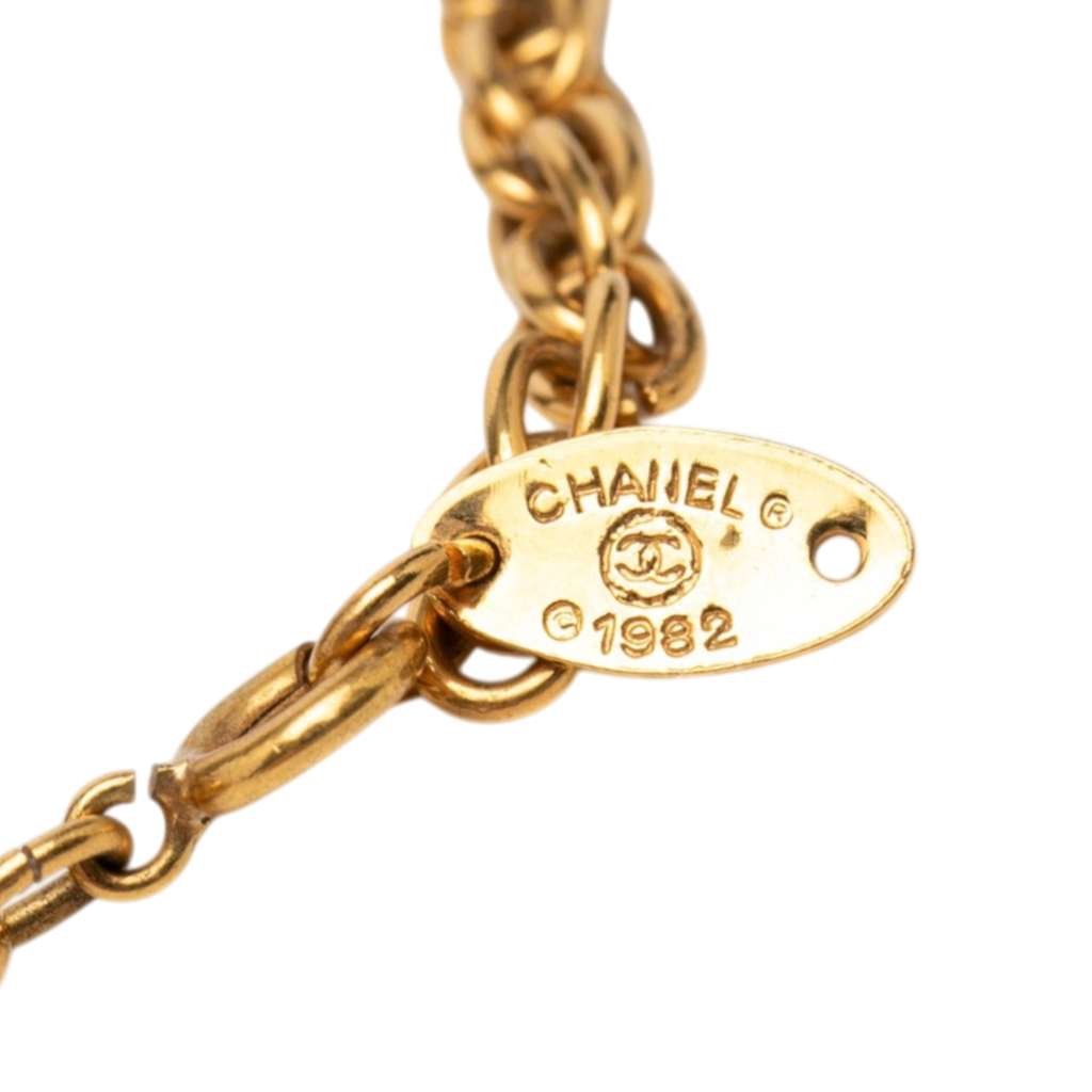 Chanel Gold Plated CC Logo Motif Chain Bracelet Gold Metal Very good condition - Model View