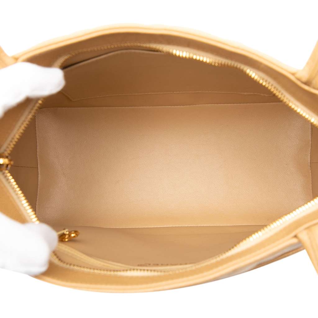 Chanel Caviar Medallion Tote Beige Leather Very good condition - Model View