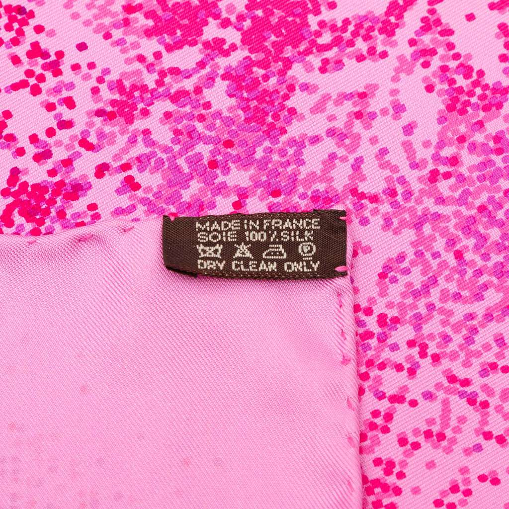 Hermès Indian Dust Silk Scarf 90 Pink Silk Very good condition - Model View
