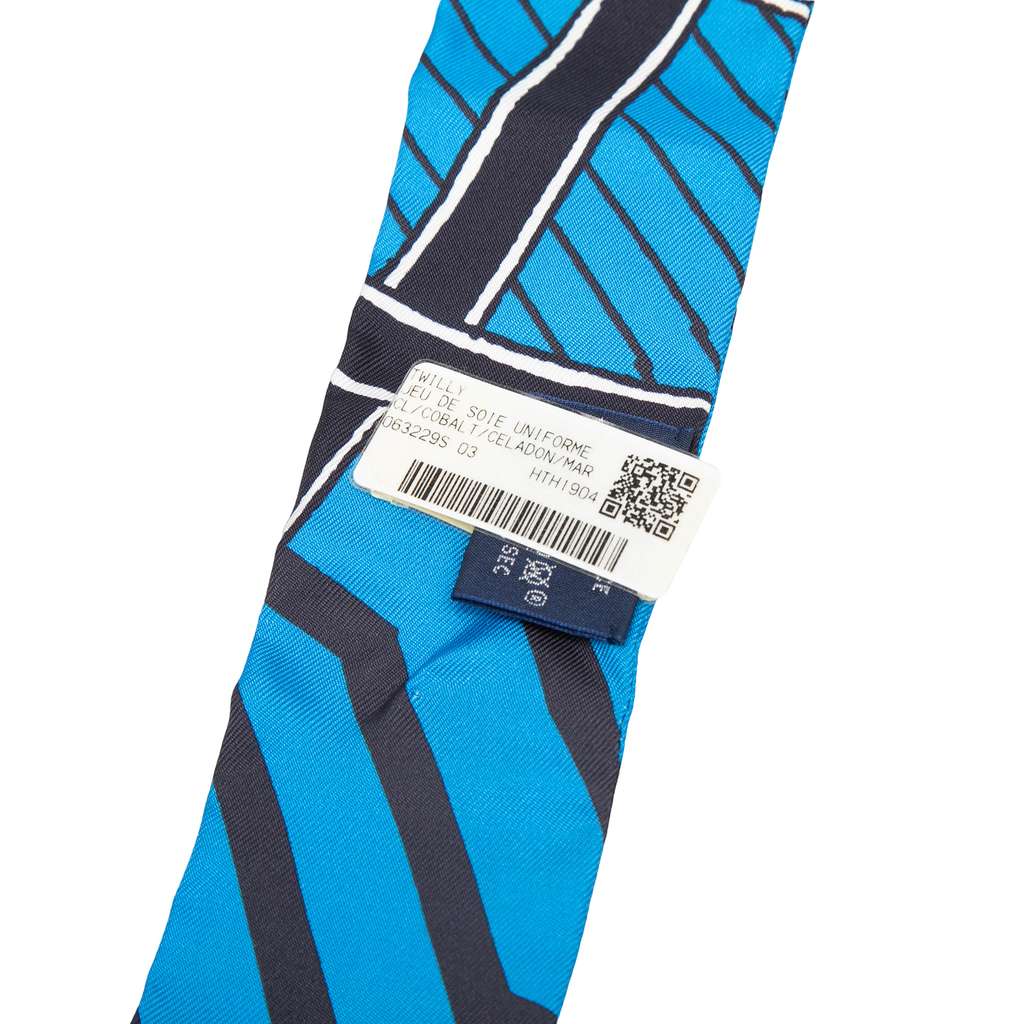 Hermès Jeu de Soie Uniforme Twilly Silk Scarf Blue Silk Never worn - Model View