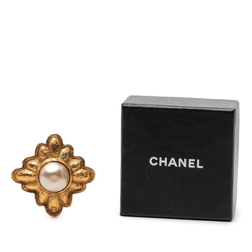 Chanel Gold Plated CC Faux Pearl Flower Brooch Gold Metal Very good condition - Model View