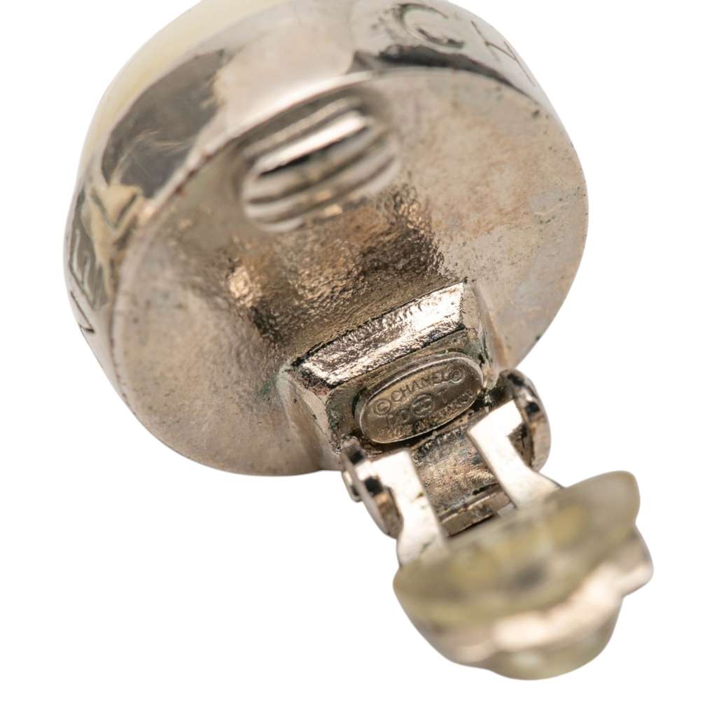 Chanel Gold Plated Faux Pearl Round Clip On Earrings White Metal Very good condition - Model View