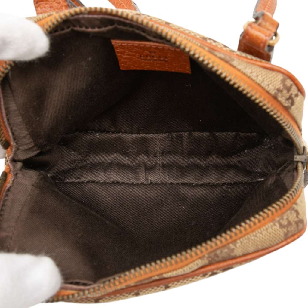 Gucci GG Canvas Crossbody Beige Very good condition - Model View