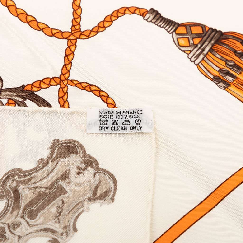 Hermès Les Cles Silk Scarf 90 White Silk Very good condition - Back View