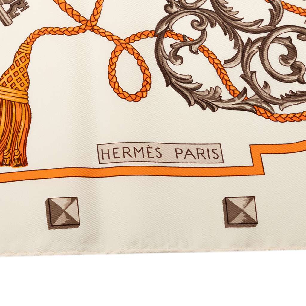 Hermès Les Cles Silk Scarf 90 White Silk Very good condition - Model View