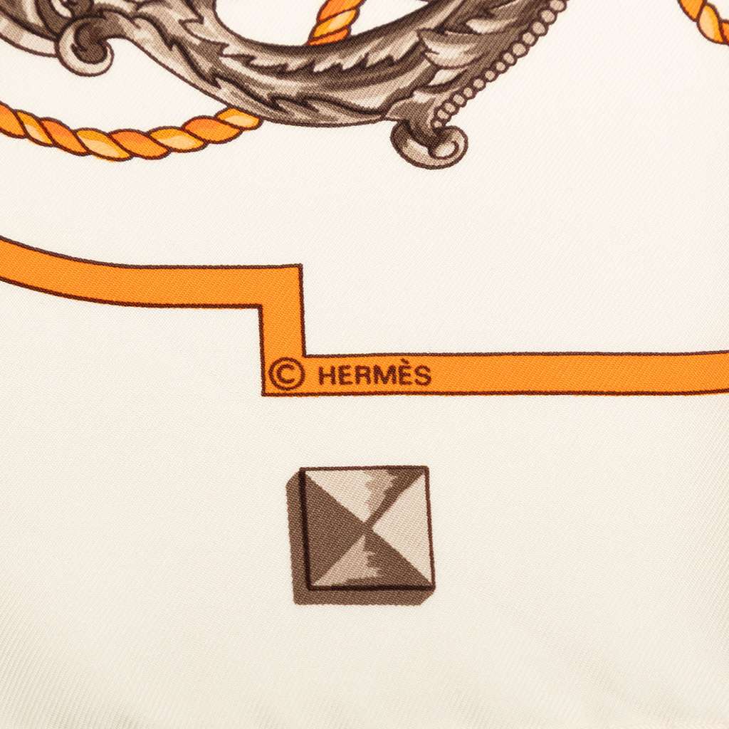 Hermès Les Cles Silk Scarf 90 White Silk Very good condition - Box View