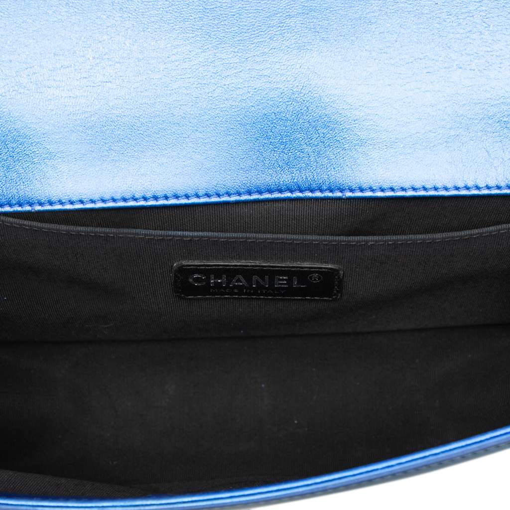 Chanel Old Medium Quilted Metallic Patent Boy Flap Blue Leather Very good condition - Model View