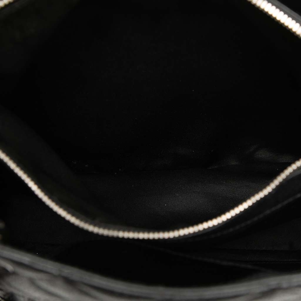 Chanel Caviar Grand Shopping Tote Black Leather Very good condition - Model View