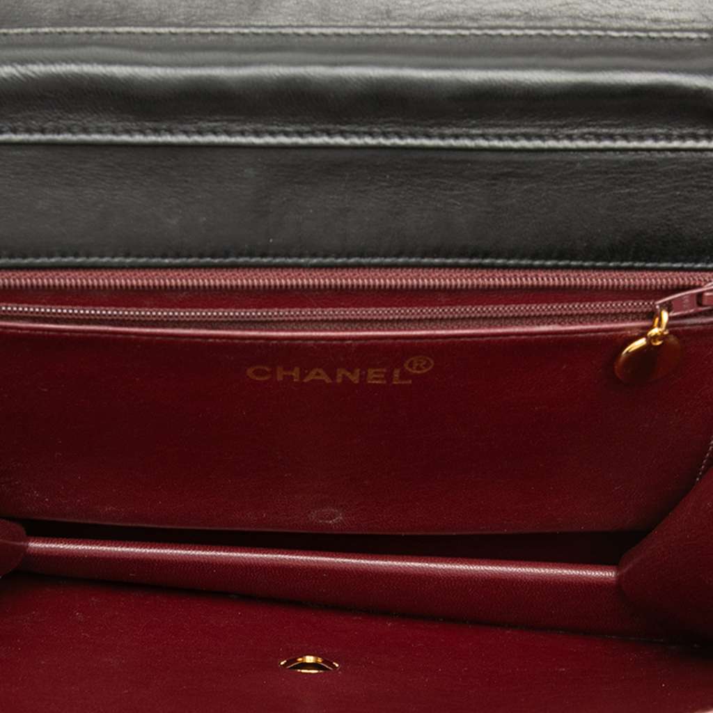 Chanel Medium CC Quilted Lambskin Single Flap Black Leather Very good condition - Model View