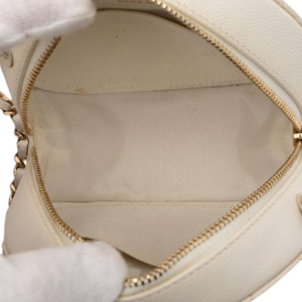 Chanel CC Quilted Caviar Round Clutch With Chain White Leather Very good condition - Model View