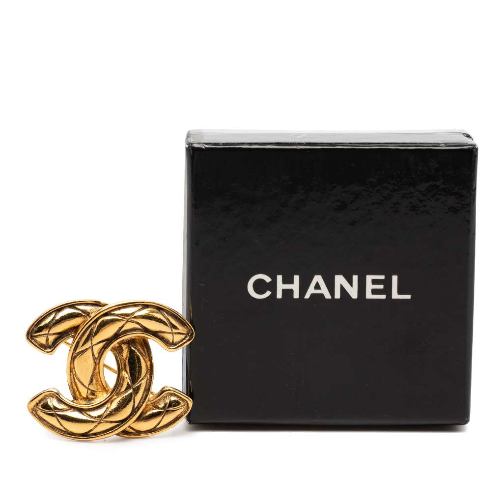 Chanel CC Gold Plated Quilted Brooch Gold Metal Very good condition - Model View