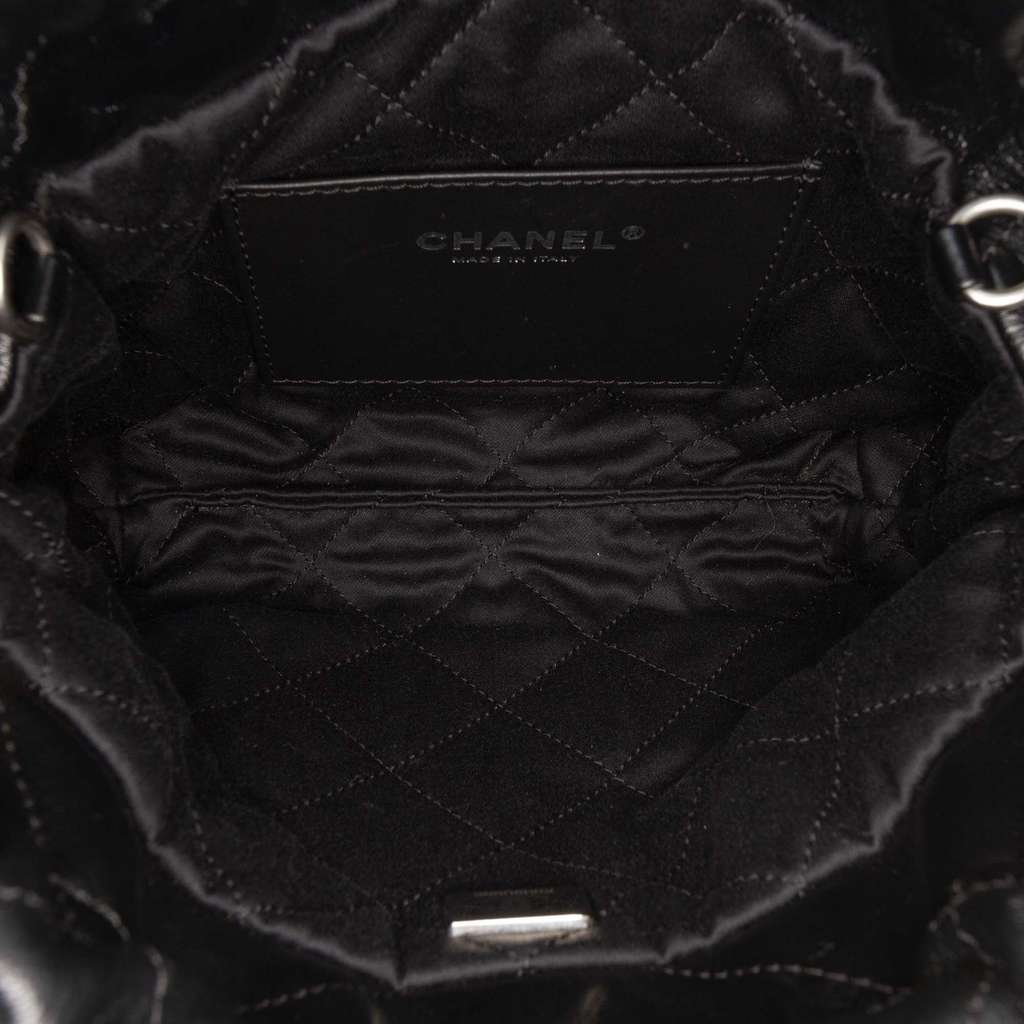 Chanel Mini Shiny Calfskin 22 Handbag Black Leather Very good condition - Model View