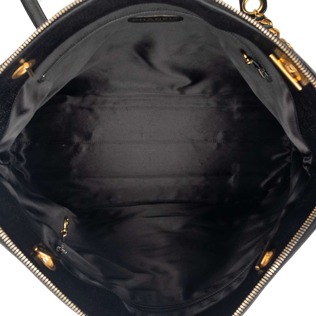 Chanel CC Caviar Shoulder Bag Black Leather Very good condition - Model View