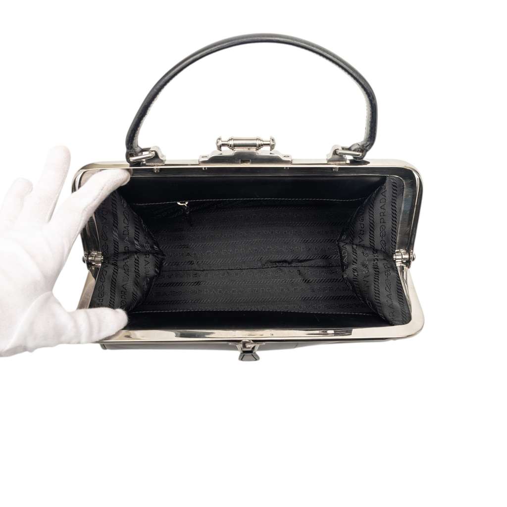 Prada Vitello Cernier Doctors Frame Bag Black Leather Very good condition - Model View
