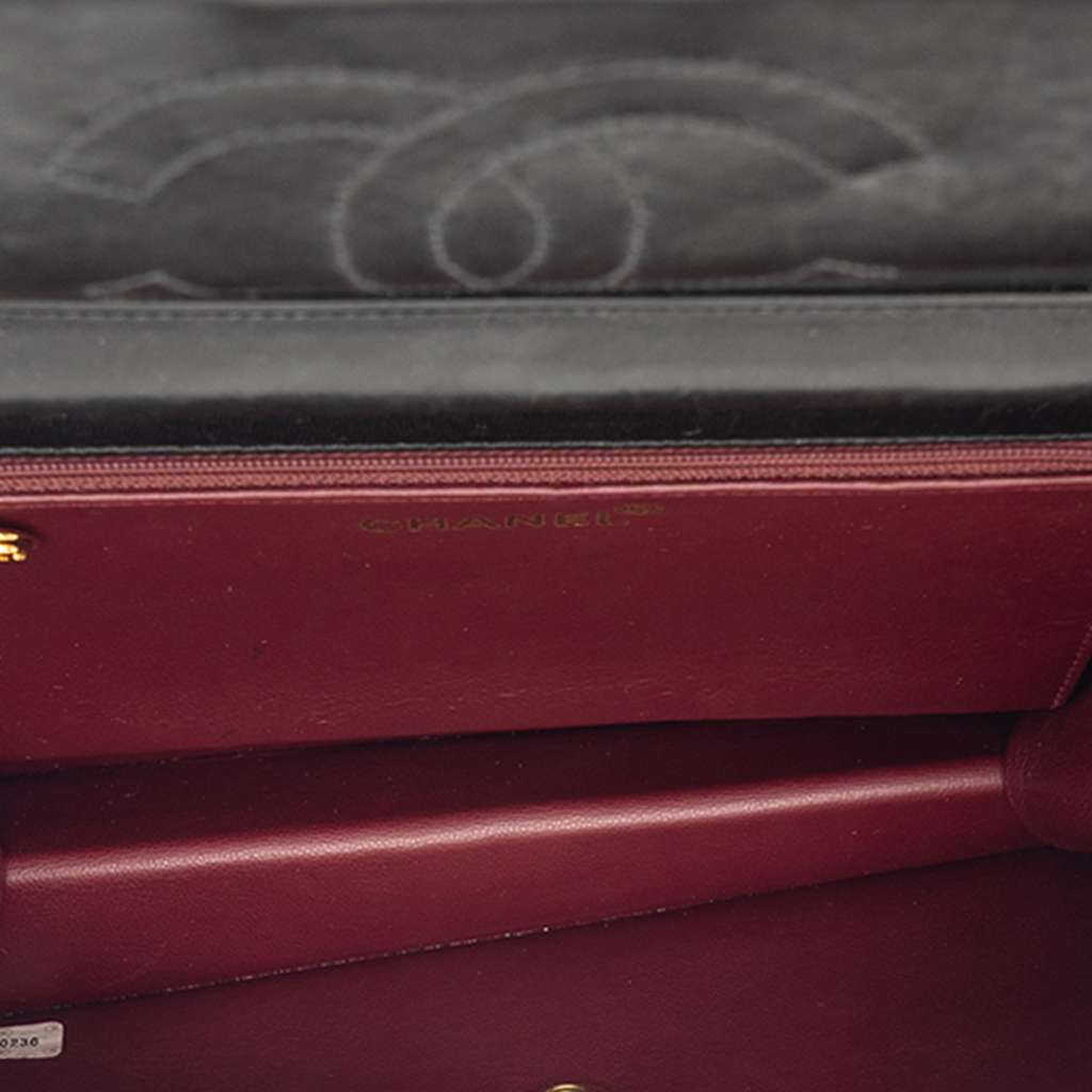 Chanel Medium CC Quilted Lambskin Single Flap Black Leather Very good condition - Model View