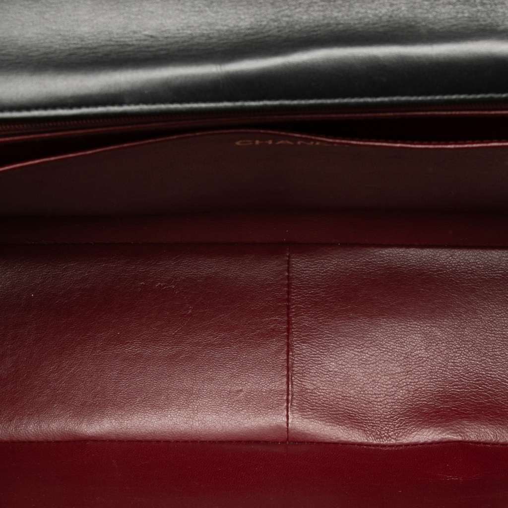 Chanel Maxi XL Classic Lambskin Single Flap Black Leather Very good condition - Model View