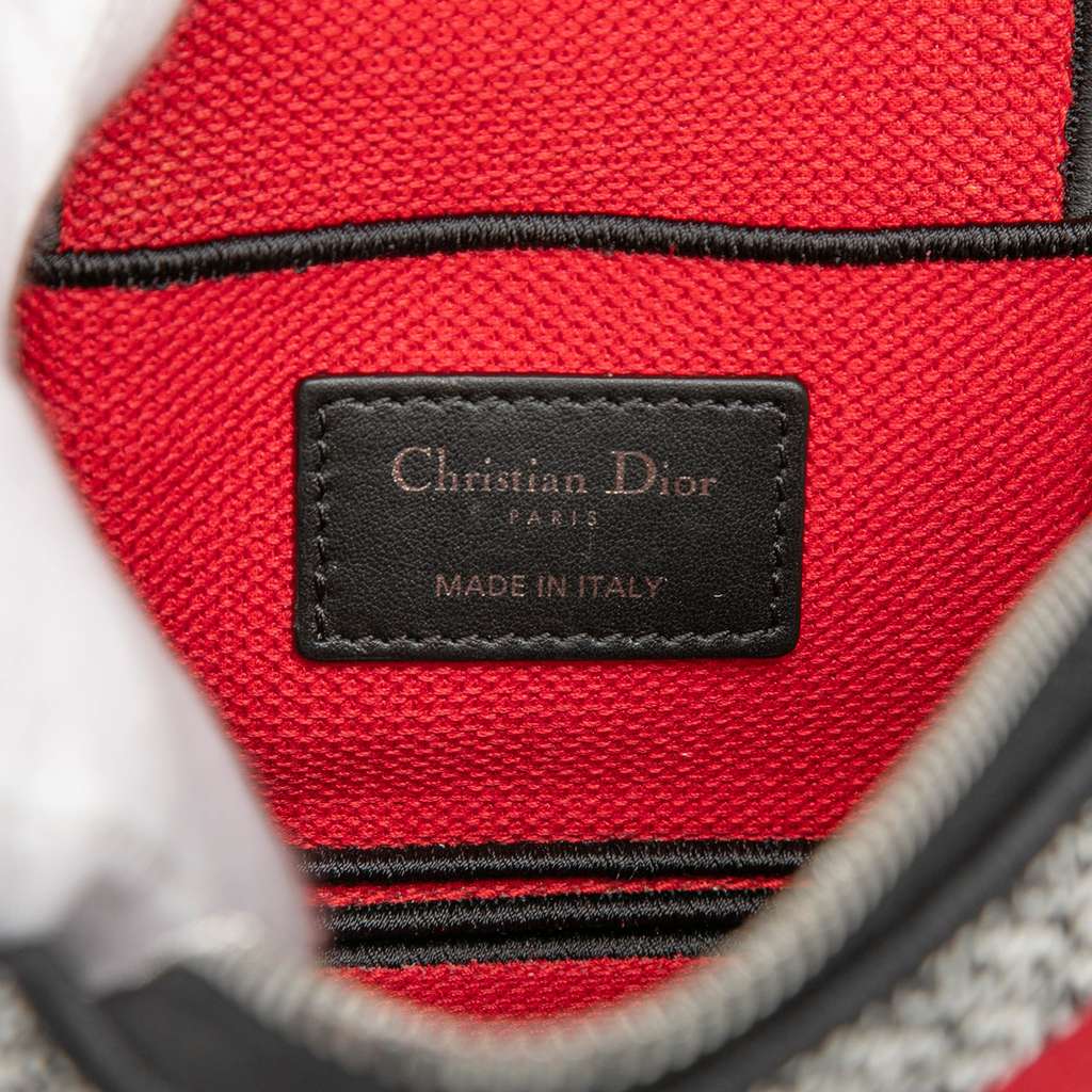 Dior DiorAmour Small Canvas Embroidered D Royaume d Amour Diortravel Vanity Case White Canvas Very good condition - Box View