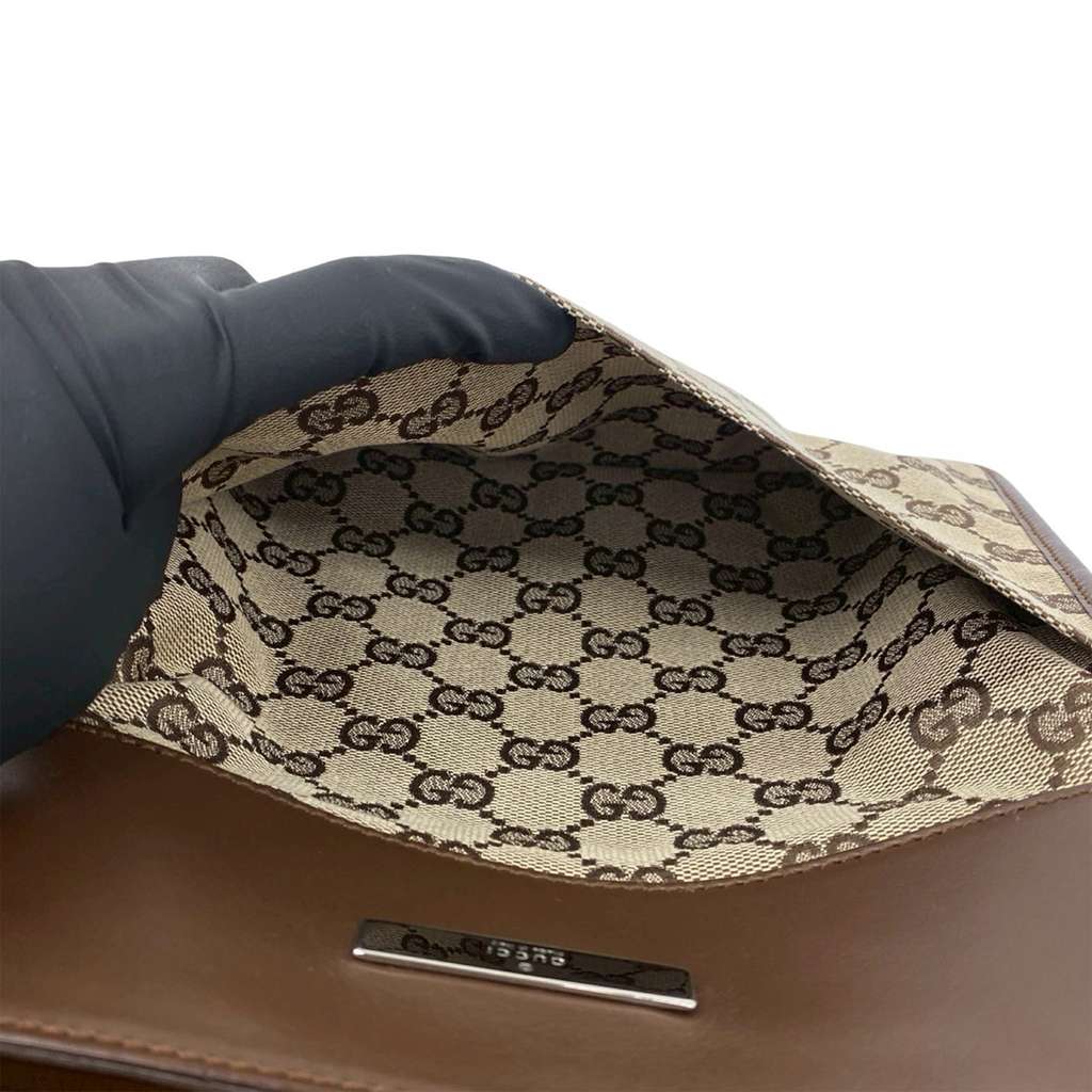 Gucci GG Canvas Crossbody Beige Canvas Very good condition - Model View