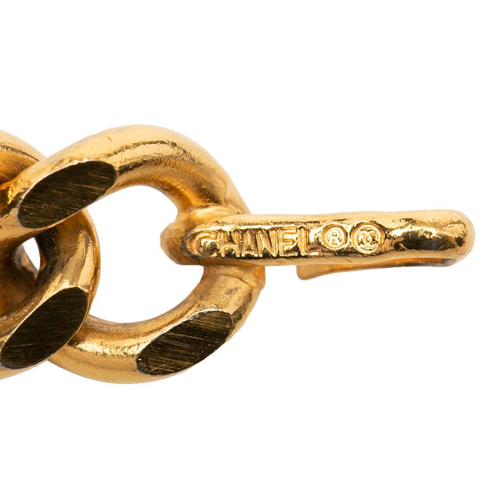 Chanel CC Gold Plated 31 Rue Cambon Medallion Chain Belt Gold Metal Very good condition - Model View